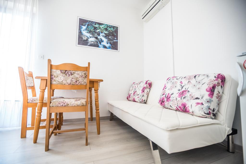 Apartments And Rooms Mare-Monti Starigrad Paklenica Exterior photo